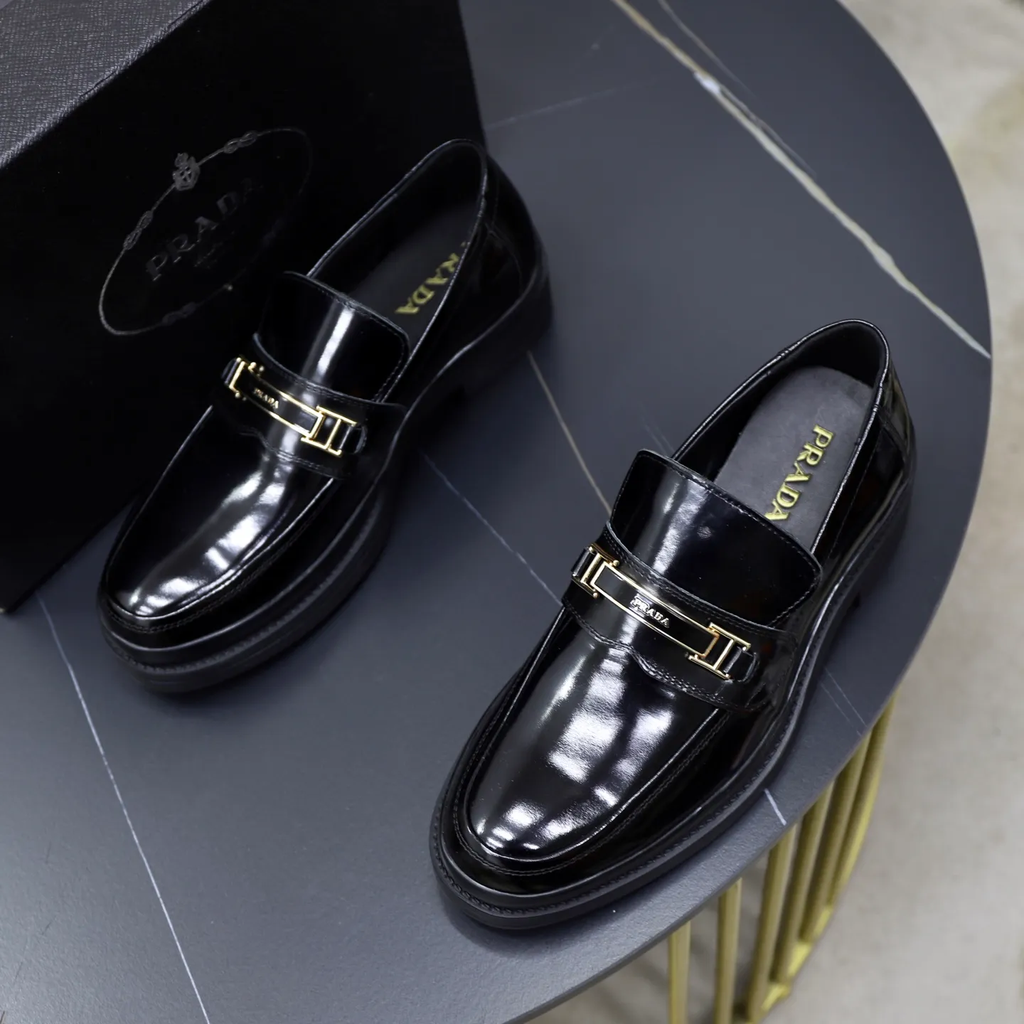 Ex-factory price: 500💰🙅‍♂️🙅‍♂️🙅‍♂️ Brand: PRADA Standard code: Men's code 38-44 (45 can be customized) Grade: Same style as the official website Original order quality Material: Original cowhide surface Comfortable lining Original outsole Style category: Men's fashionable casual leather shoes Distinguished big-name luxury elements Top luxury Color: Color of the actual picture
